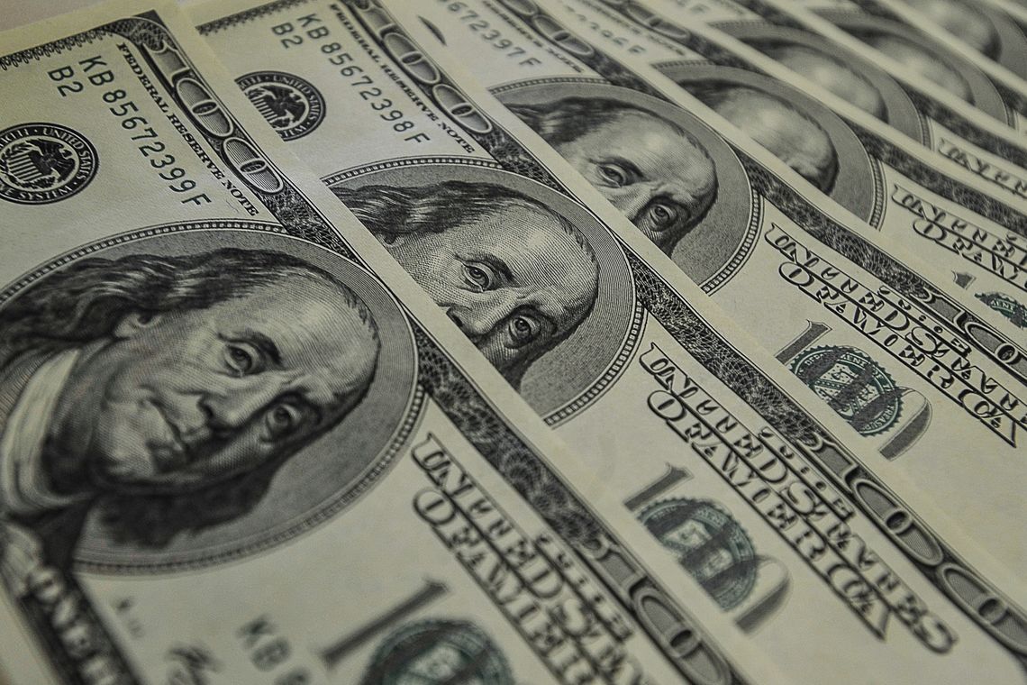 dólar está em queda após intervenção reforçada do banco central