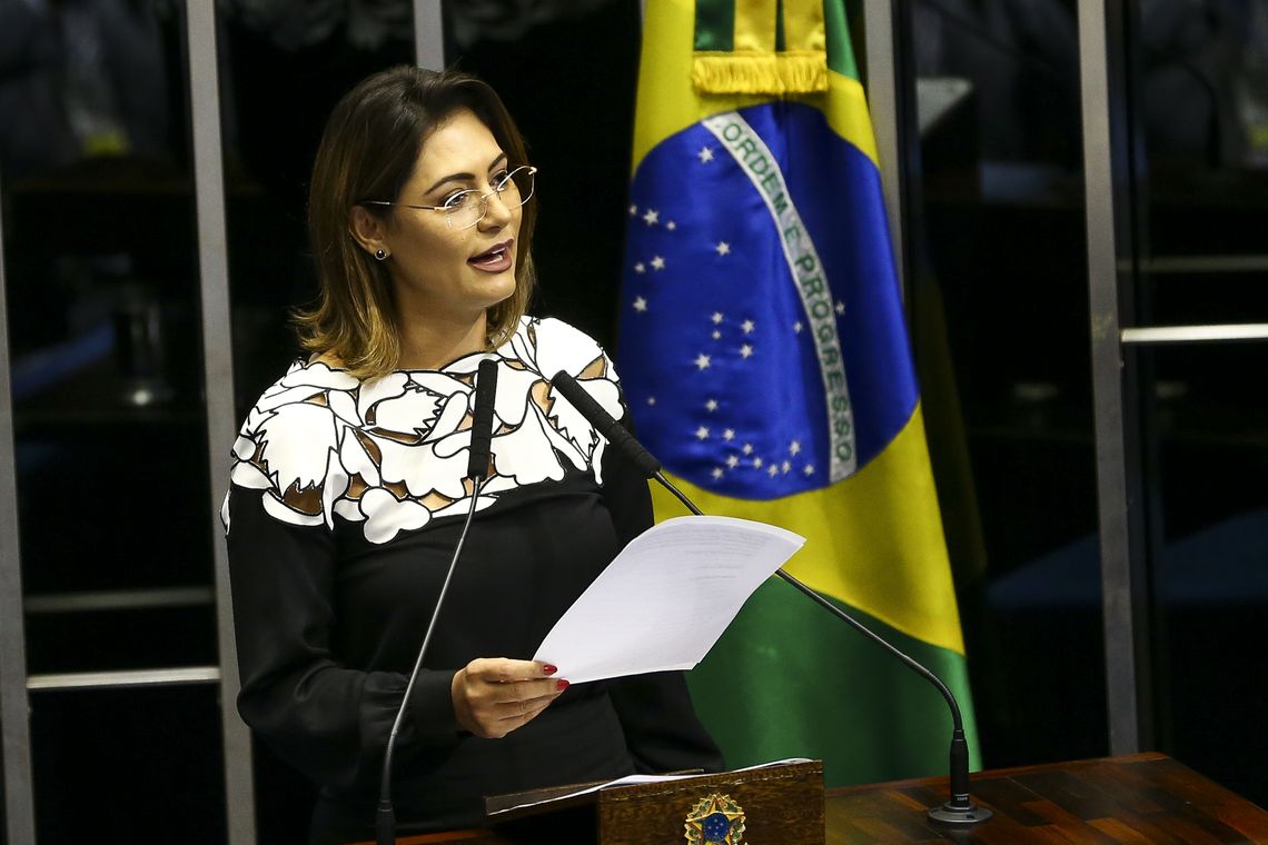 Marcelo Camargo/Agência Brasil A primeira-dama Michelle Bolsonaro durante assinatura da portaria de incorporação do medicamento Nusinersena (Spinraza) na Relação Nacional de Medicamentos Essenciais (Rename) para pessoas com Atrofia Muscular Espinhal (AME), no Senado.