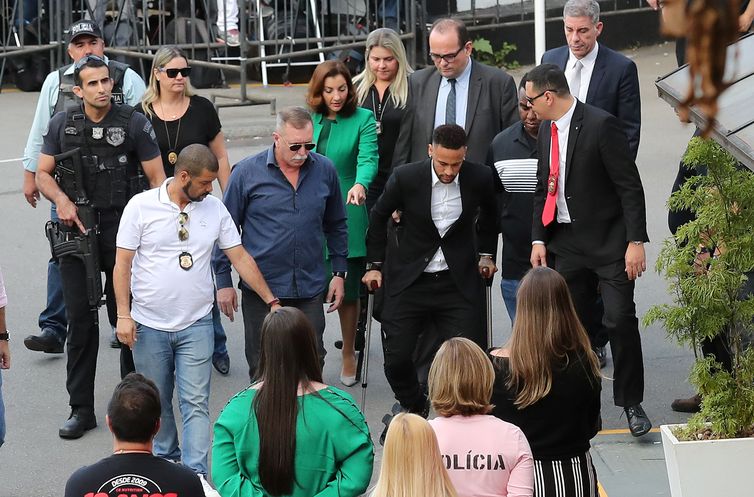Jogador Neymar chega à delegacia para depor em São Paulo