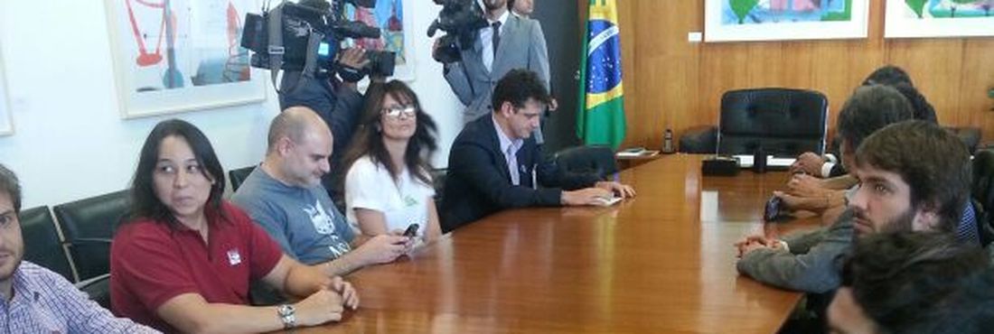 Hackers "ocupam" Câmara dos Deputados Hackers pediram reunião com presidente da Câmara