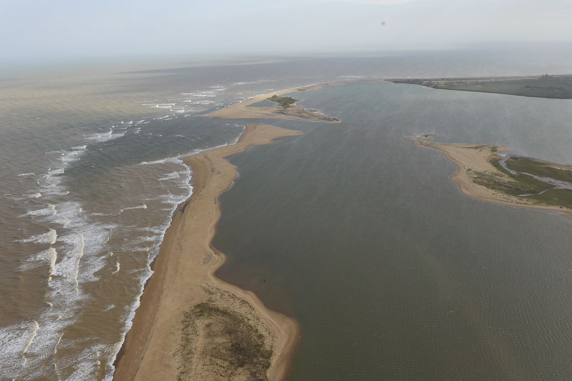 Fred Loureiro/Secom ES Linhares (ES) - A lama vinda das barragens da Samarco com rejeitos de mineração seguem ao longo do leito do Rio Doce em direção à sua foz, localizada em Regência, Linhares (Fred Loureiro/Secom ES)