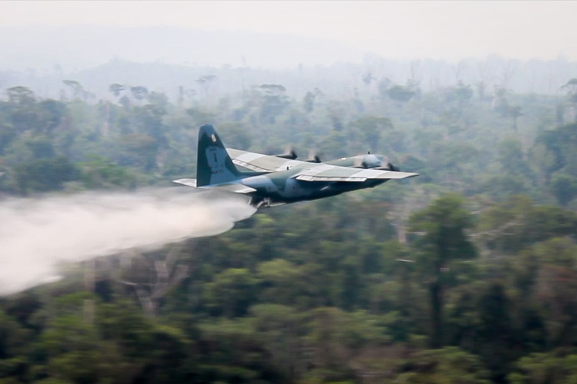 A ForÃ§a AÃ©rea Brasileira (FAB) emprega, a partir de hoje (24/08), duas aeronaves C-130 HÃ©rcules no combate aos focos de incÃªndio na AmazÃ´nia, partindo de Porto Velho (RO).

