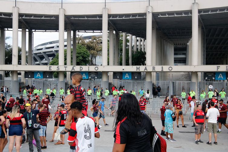  Torcedores do Flamengo se reunem para assistir ao jogo da final da Libertadores da América, nos arredores do Maracanã.