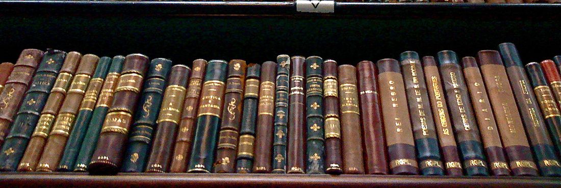 Real Gabinete Português de Leitura O Real Gabinete Português de Leitura, tradicional biblioteca e instituição cultural lusófona, localiza-se na rua Luís de Camões número 30, no centro da cidade do Rio de Janeiro, no Brasil. É tombado pelo Instituto do Patrimônio Estadual.