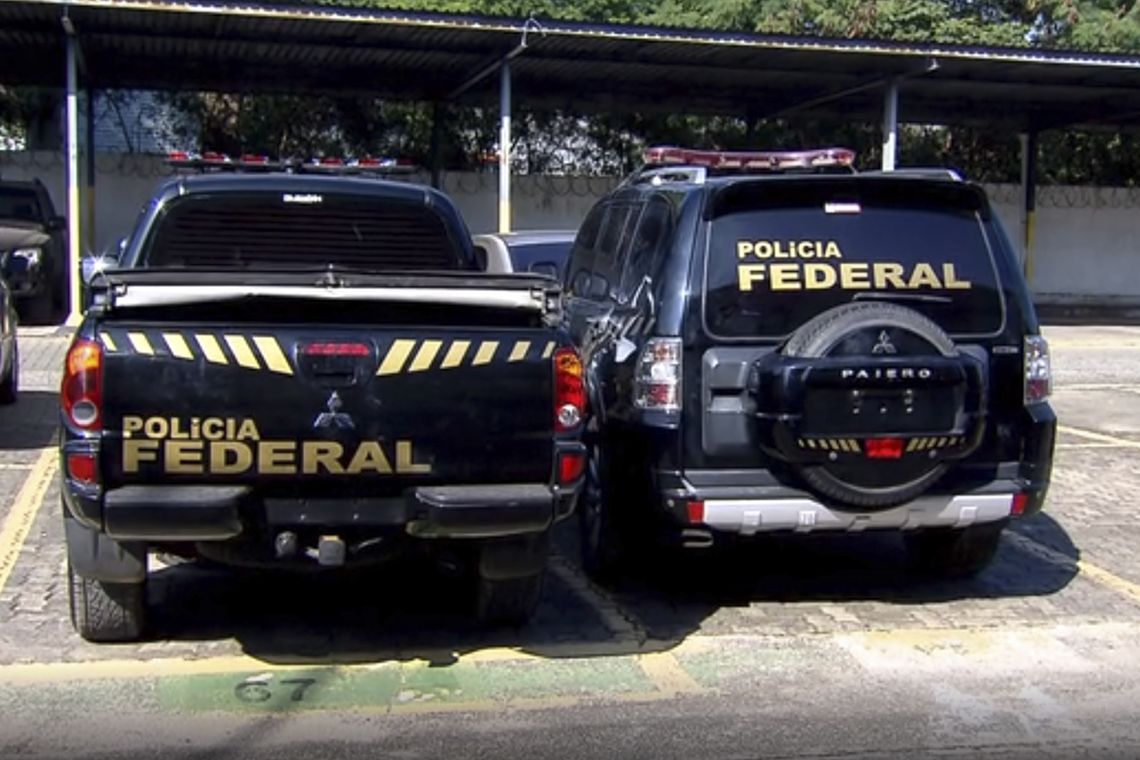 VeÃculos disfarçados de viaturas da PolÃcia Federal, que foram utilizados no roubo de ouro no Aeroporto de Guarulhos.