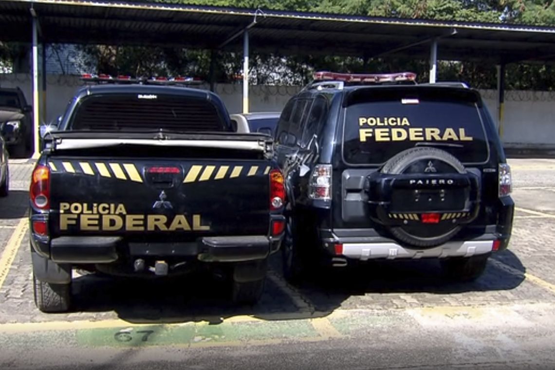 VeÃ­culos disfarÃ§ados de viaturas da PolÃ­cia Federal, que foram utilizados no roubo de ouro no Aeroporto de Guarulhos.