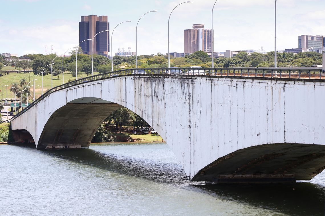 Marcelo Camargo/Agência Brasil Brasília - Ponte Honestino Guimarães está sendo monitorada pela Defesa Civil e o Departamento de Estradas de Rodagens do DF (Marcelo Camargo/Agência Brasil)