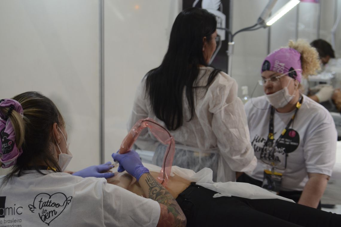 Rovena Rosa/Agência Brasil Tatuagem cosmética em mulheres que tiveram câncer no estande da campanha “ Outubro Rosa- recuperando a autoestima com tatuagem”, uma iniciativa da Tattoo Week em parceria com a Associação Brasileira de Micropigmentadores.
