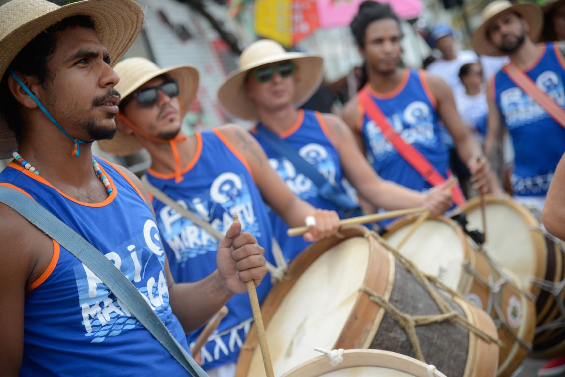 Fernando Frazão/Agência Brasil Rio de Janeiro – Bloco inspirado na temática recifense do Maracatu de Baque Virado leva batuque à orla de Ipanema (Fernando Frazão/Agência Brasil)