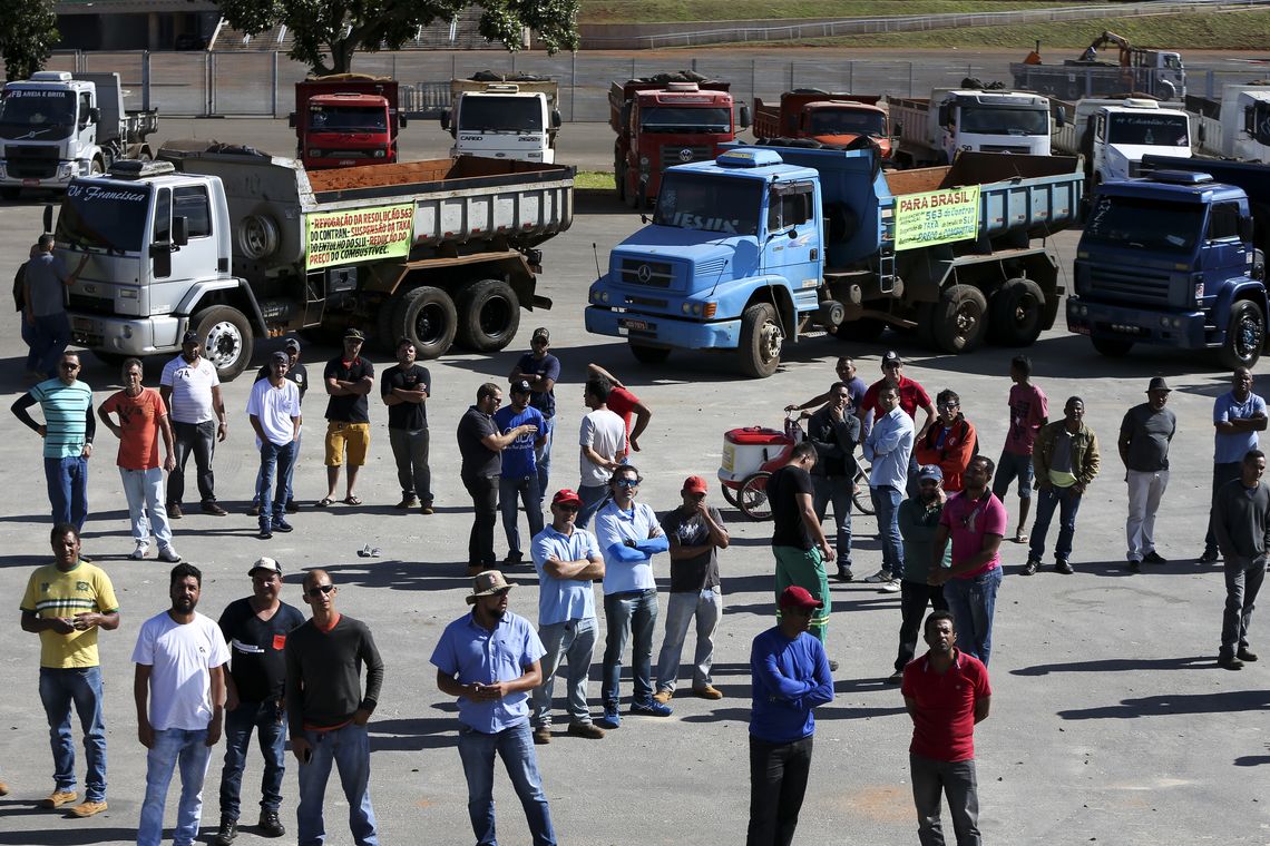 Marcelo Camargo/Agência Brasil Caminhoneiros realizam protesto contra a alta no preço do combustível e uma resolução do Contran que obriga a colocar dispositivos de segurança nas caçambas.