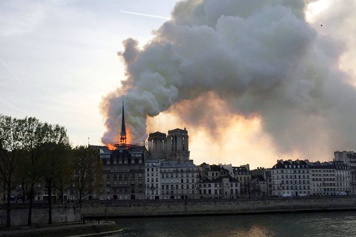 Catedral de Notre Dame de Paris em chamas