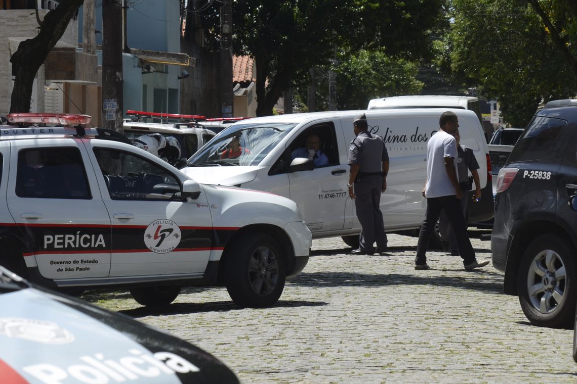 Tiroteio na Escola Estadual Professor Raul Brasil, em Suzano, a 57 quilÃ´metros de SÃ£o Paulo, deixou mortos e feridos. Segundo a PolÃ­cia Militar, dois jovens armados e encapuzados invadiram o colÃ©gio e disparam contra os alunos.