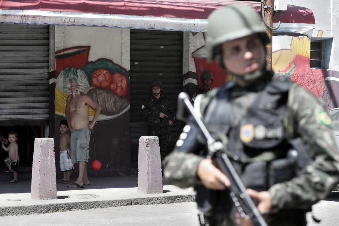Tânia Rêgo Rio de Janeiro - Operação feita pelas polícias Civil e Militar, com o apoio das Forças Armadas, da Força Nacional de Segurança e da Polícia Federal, no Morro dos Macacos, em Vila Isabel, zona norte do Rio (Foto: Tânia Rêgo/Agência Brasil)