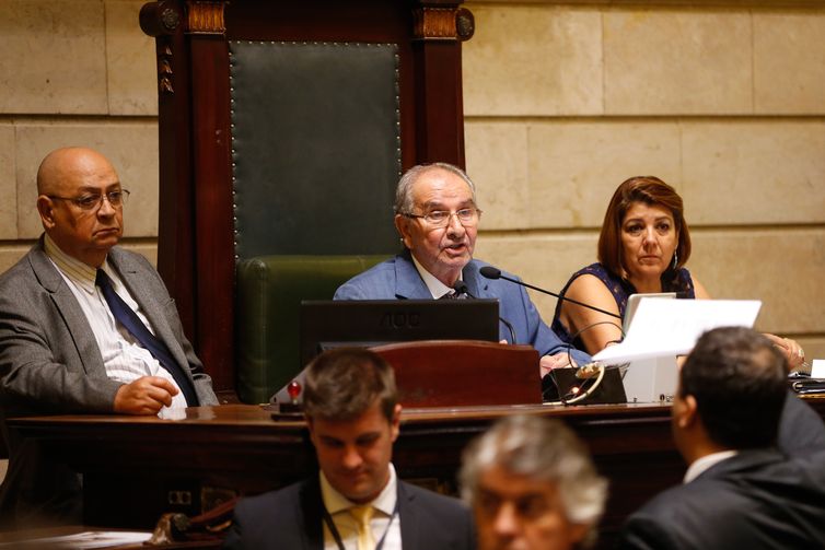 O vereador Jorge Felippe conduz votação em sessão extraordinária na Câmara Municipal do Rio de Janeiro, de projetos de lei de Marielle Franco, assassinada em março.