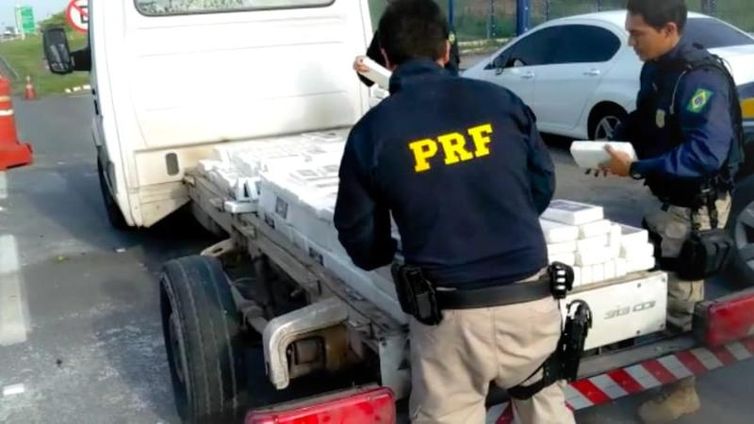 PRF apreende no Rio carregamento de cocaÃna escondida em uma caminhonete