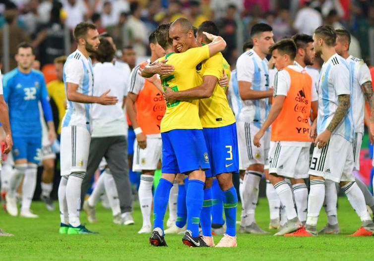 O zagueiro Miranda, que marcou nos acrÃ©scimos, festeja a vitÃ³ria do Brasil sobre a Argentina por 1 a 0.