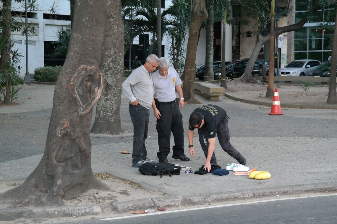 Vladimir Platonow/Agência Brasil Rio de Janeiro - Mochila esquecida próximo ao Aeroporto Santos Dumont gerou alerta de bomba. Especialistas da PF foram chamados e via de acesso bloqueada por fuzileiros da Marinha (Vladimir Platonow/Agência Brasil)