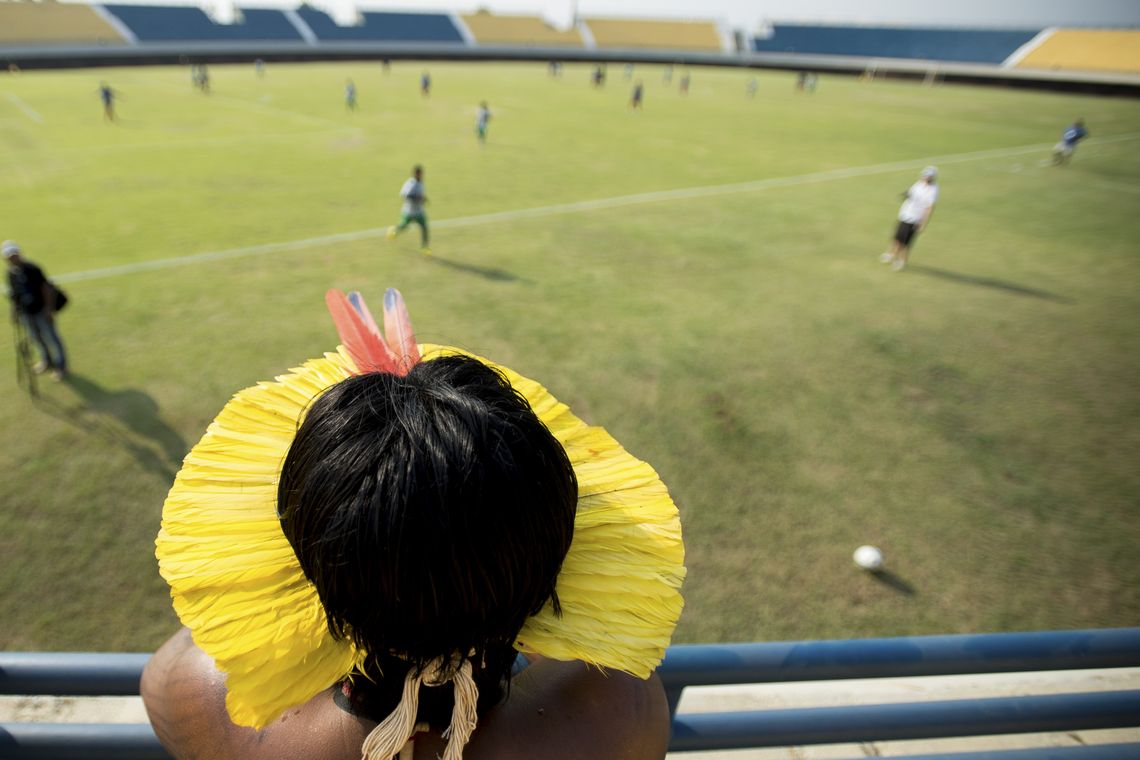 Marcelo Camargo/Agência Brasil Palmas - Índio Kayapó assiste partida de futebol entre os Kayapó Mebêndôkre e índios do Panamá pela primeira rodada dos Jogos Mundiais dos Povos Indígenas (Marcelo Camargo/Agência Brasil)