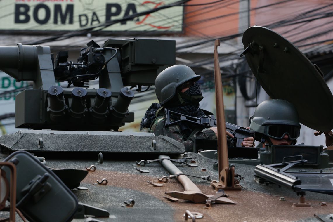 Fernando Frazão/Agência Brasil Rio de Janeiro - Militares fazem operação na favela da Rocinha após guerra entre quadrilhas rivais de traficantes pelo controle da área (Fernando Frazão/Agência Brasil)