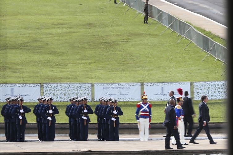 O presidente Jair Bolsonaro passa em revista a tropa em frente ao Congresso Nacional.