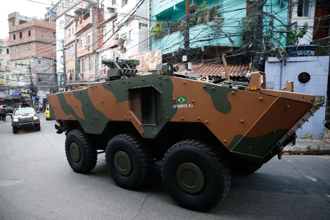 Fernando Frazão/Agência Brasil Rio de Janeiro - Militares fazem operação na favela da Rocinha após guerra entre quadrilhas rivais de traficantes pelo controle da área (Fernando Frazão/Agência Brasil)