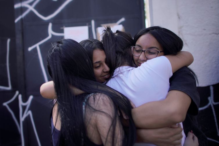 Os alunos sÃ£o vistos durante um dia de reabertura da escola, apÃ³s o tiroteio na escola Raul Brasil em Suzano, SP, 18 de marÃ§o de 2019. 