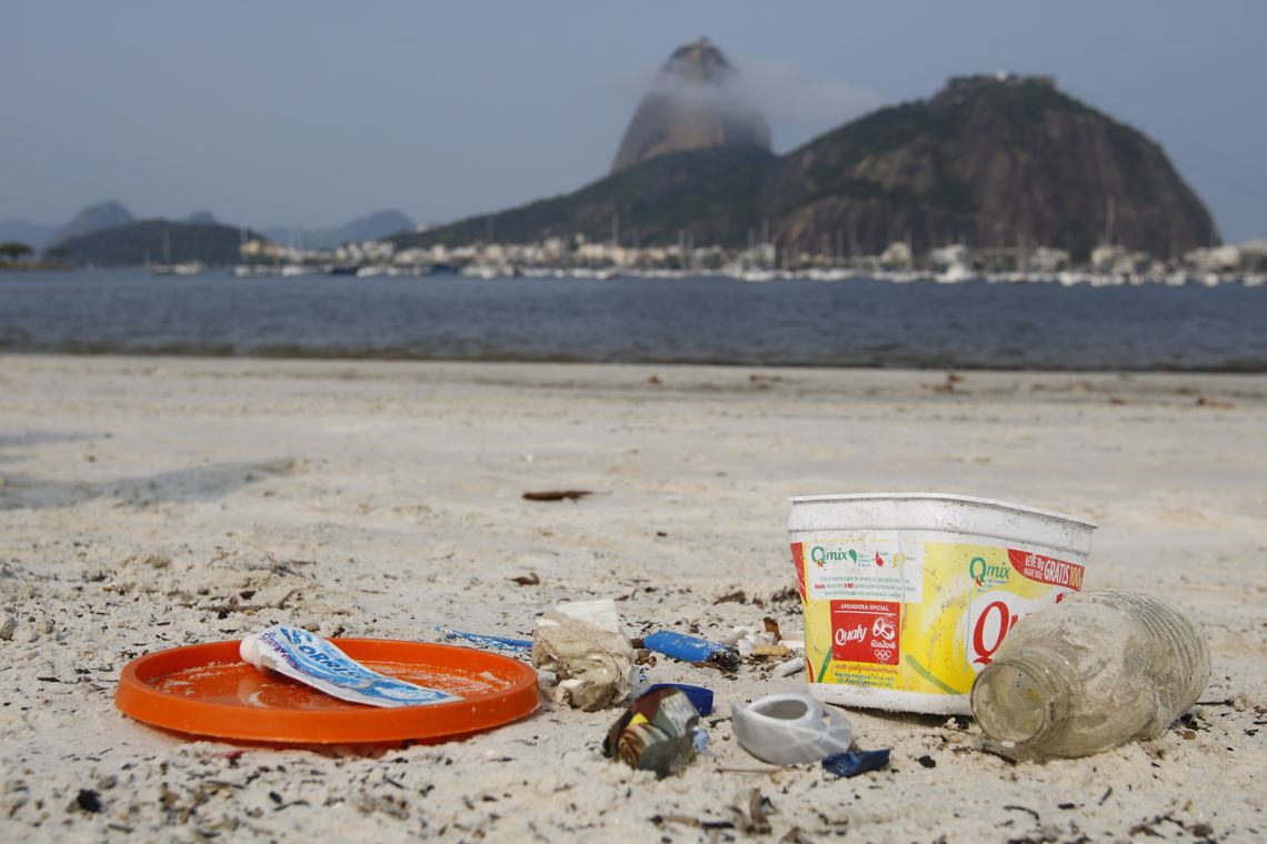 Rio de Janeiro - Lixo vindo do mar coletado na areia da praia de Botafogo. (Fernando Frazão/Agência Brasil)