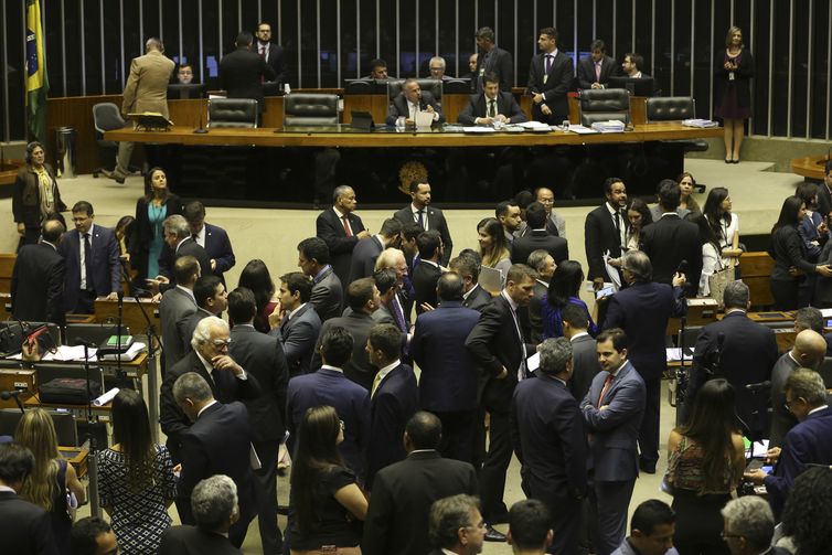 Plenário da Câmara discute MP (840/18) que cria 164 cargos comissionados destinados ao Ministério de Segurança Pública.