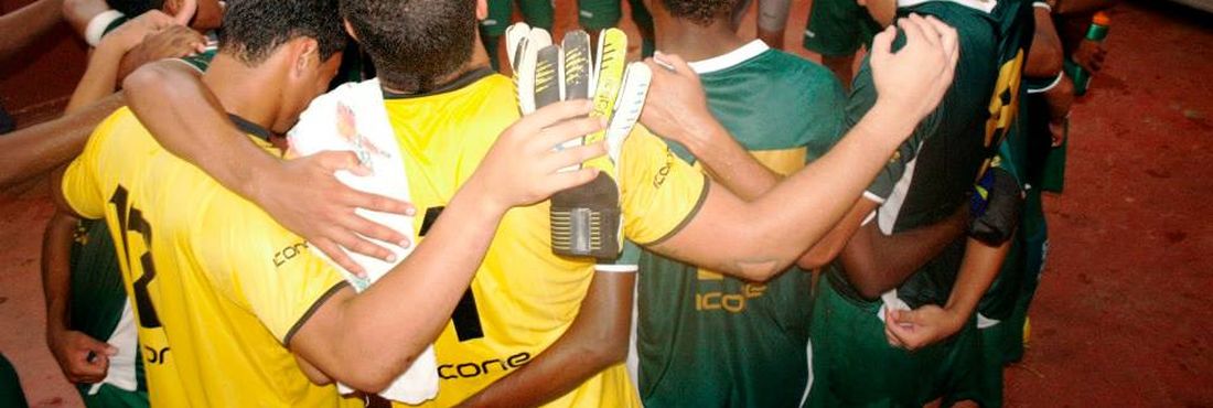 Jogadores do Ipatinga Jogadores do Ipatinga antes de jogo contra o Tricordiano