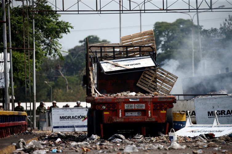 Reuters/Edgard Garrido/Direitos Reservados Um caminhão queimado, usado para transportar ajuda humanitária, é visto na ponte entre Francisco de Paula e Santander, entre Colômbia e Venezuela, depois de confrontos com partidários da oposição e forças de segurança da Venezuela, em Cucuta