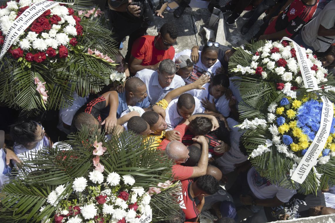 Tânia Rêgo/Agência Brasil Sepultamento do corpo do goleiro do Flamengo, Christian Esmério, de 15 anos, no Cemitério de Irajá. O atleta foi um dos 10 mortos no incêndio de sexta-feira (8) em um dos alojamentos do Ninho do Urubu.