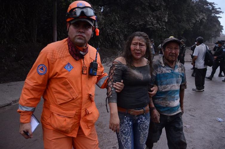 Trabalhador ajuda no resgate de moradores atingidos pela erupÃ§Ã£o do VulcÃ£o Fogo
