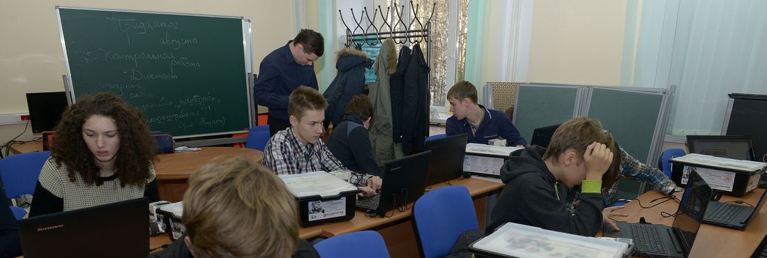 Alunos têm aula de robótica em escola russa Alunos têm aula de robótica em escola russa
