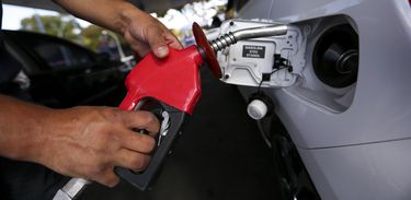 BrasÃ­lia - Postos de combustÃ­veis ajustam os preÃ§os e repassam para o consumidor o aumento da alÃ­quota do PIS e Cofins pelo litro da gasolina(Marcelo Camargo/AgÃªncia Brasil)