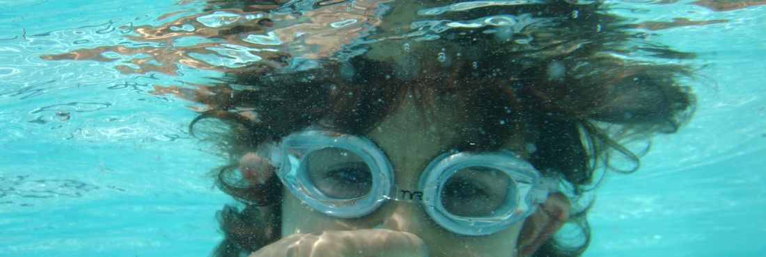 Criança na piscina Cloro da piscina pode agravar alergias resporatórias e da pele
