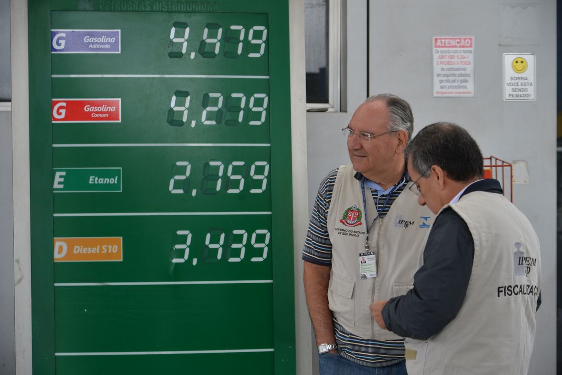 Operação conjunta do Procon, do Ipem e da ANP, para fiscalizar possÃveis práticas abusivas, falta de informação, preços, volumetria (quantidade de combustÃvel correta) e qualidade do álcool e gasolina vendidos nos postos de São Paulo.