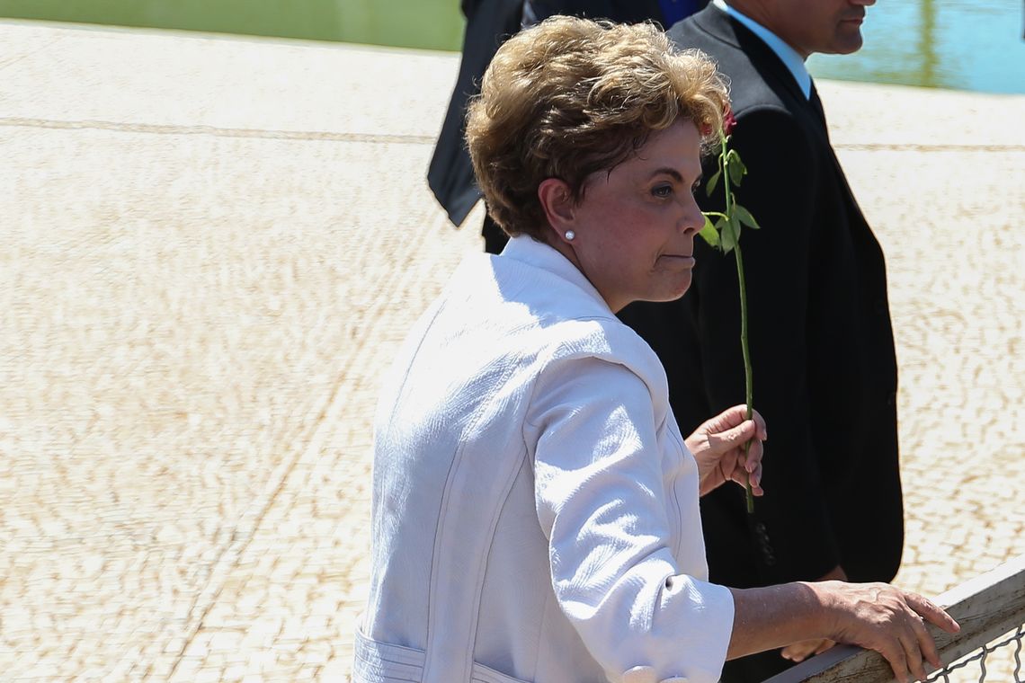 Marcello Casal jr/Agência Brasil Brasília - A presidenta afastada Dilma Rousseff discursa para apoiadores do governo, em frente ao Palácio do Planalto, após ter sido notificada do afastamento do cargo por até 180 dias (Marcello Casal Jr/Agência Brasil)
