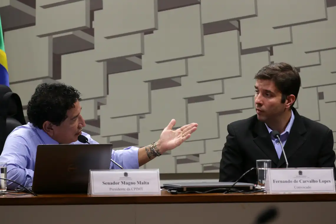 Fabio Rodrigues Pozzebom/Agência Brasil O ex-técnico da seleção brasileira de ginástica olímpica Fernando de Carvalho Lopes depõe na CPI dos maus-tratos. Ele é acusado de abuso sexual por cerca 40 atletas e ex-atletas. À esquerda, o presidente da CPI, senador Magno Malta.