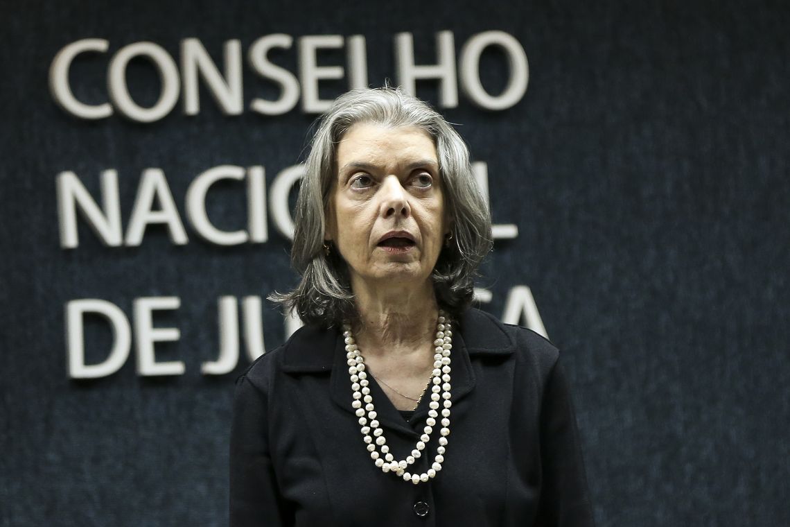 Marcelo Camargo/Agência Brasil Brasília - A presidente do CNJ e do STF, Cármen Lúcia, dá posse aos novos conselheiros ministro do TST Aloysio Corrêa da Veiga e o advogado André Luis Guimarães Godinho (Marcelo Camargo/Agência Brasil)