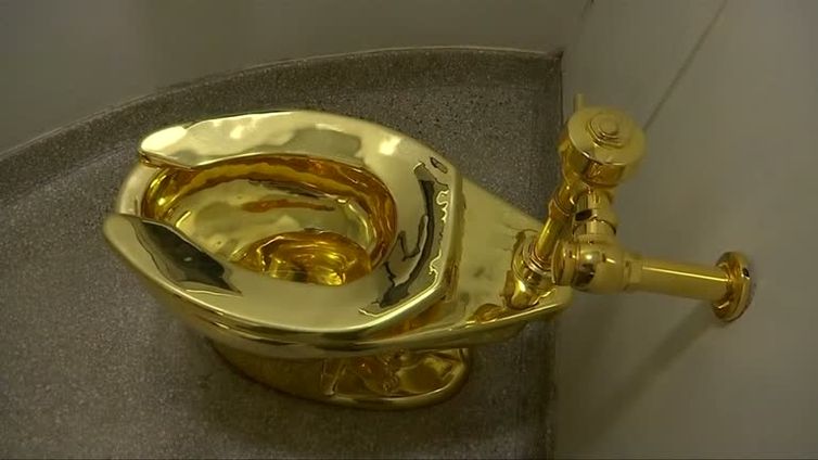 Ladrões roubaram um vaso sanitário inteiramente produzido em ouro 18 quilates que fazia parte de uma exposição de arte no  Palácio Blenheim onde nasceu o líder britânico Winston Churchill