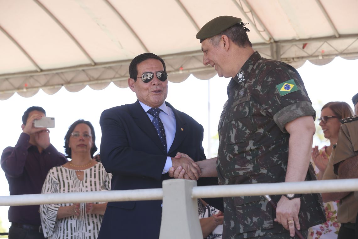 Antonio Cruz/Agência Brasil O presidente em exercício, Hamilton Mourão,participa da cerimônia de despedida do serviço ativo do Exército, do porta-voz da Presidência da República, Otávio Rêgo Barros no batalhão do 1º Regimento de Cavalaria de Guardas