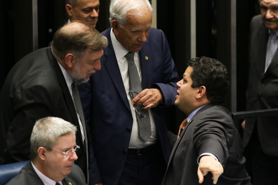 Fabio Rodrigues Pozzebom/Agência Brasil Presidente do Senado, Davi Alcolumbre, conversa com colegas Flávio Arns e Oriovisto Guimarães antes do inicio da ordem do dia