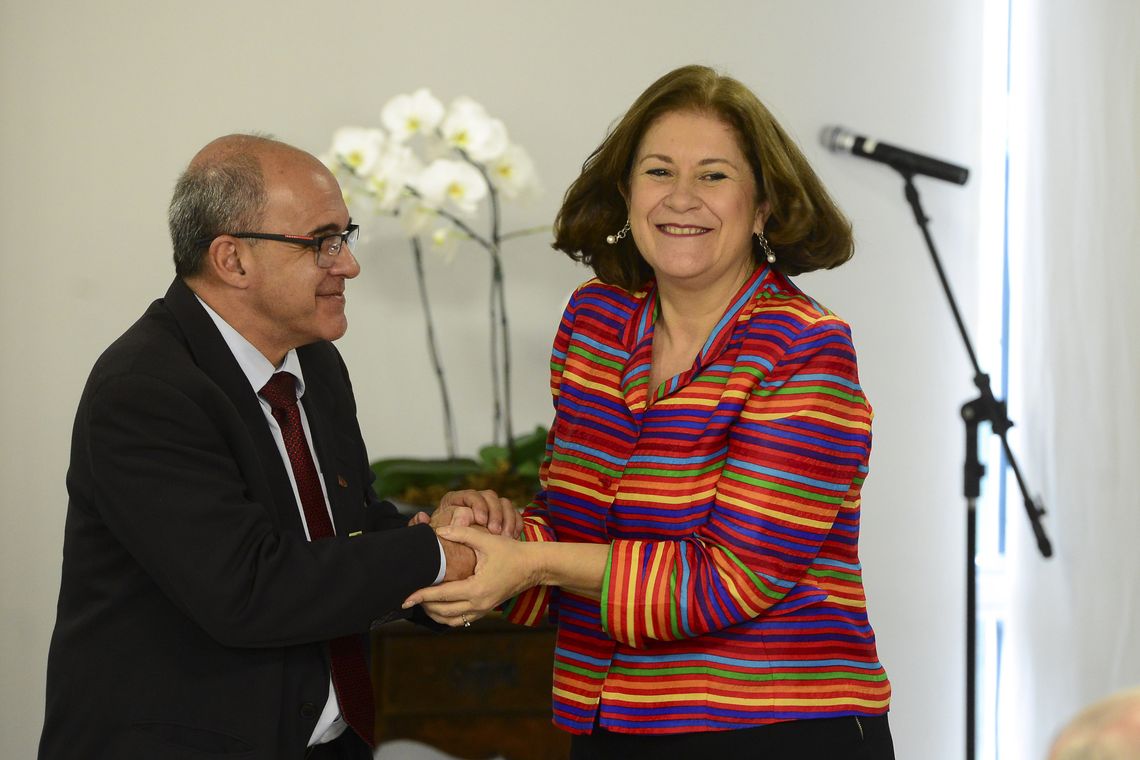 José Cruz/Agência Brasil Brasília - A presidente da CEF, Mirian Belchior cumprimenta o presidente do Flamengo, Eduardo Bandeira durante solenidade de assinatura de contratos de patrocínio de futebol (José Cruz/Agência Brasil)