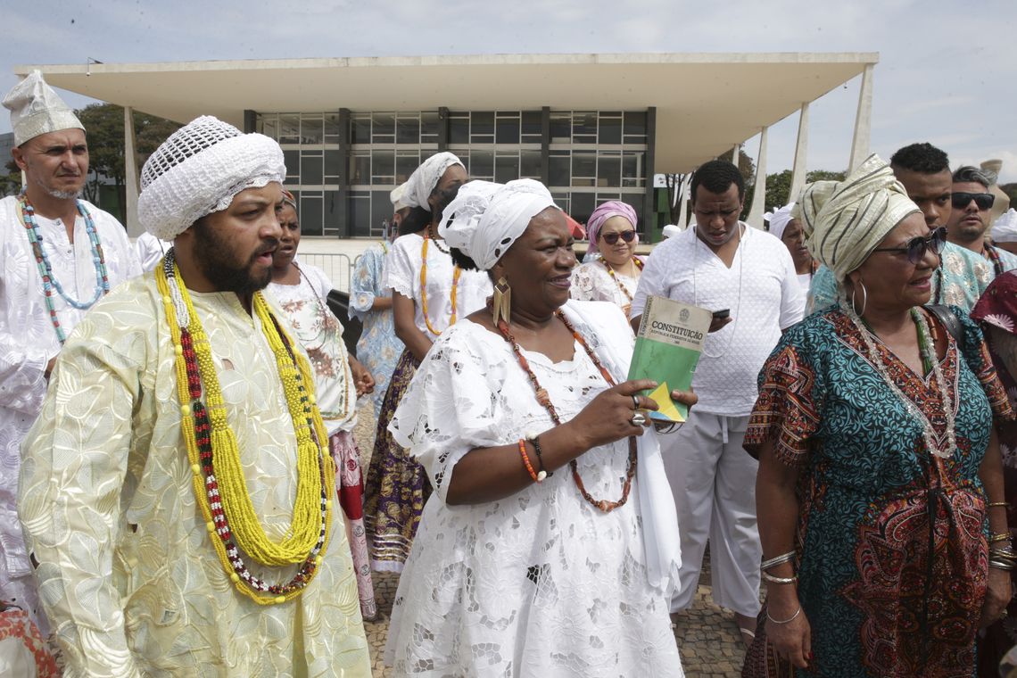 Antonio Cruz/Agência Brasil Praticantes de religiões de matriz africana aguardam o início do julgamento, no STF, de recurso sobre a constitucionalidade do sacrifício de animais em cultos.