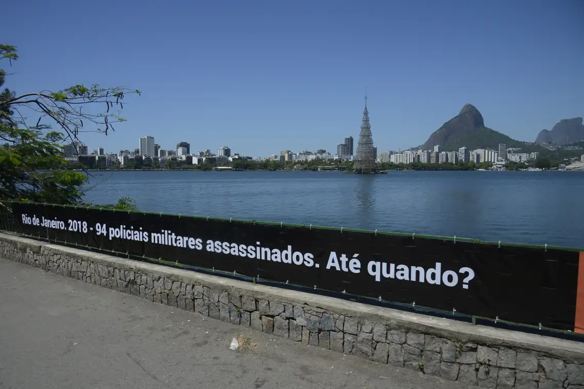 Tomaz Silva/Agência Brasil ONG Rio de Paz coloca faixa na Lagoa com o número de PMs mortos no Rio de Janeiro em 2018.