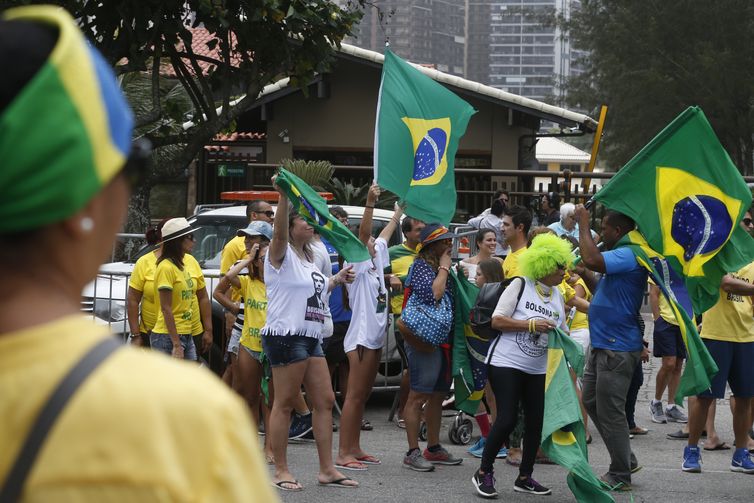 Eleitores usam criatividade para manifestar voto em frente à residência de Jair Bolsonaro