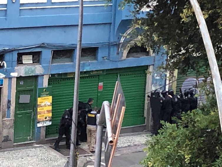 Mais um refém é liberado no sequestro em bar no Rio de Janeiro