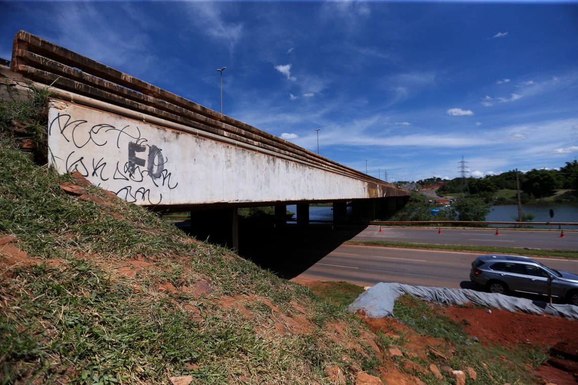 Marcelo Camargo/Agência Brasil Brasília - Ponte do Bragueto está sendo monitorada pela Defesa Civil e pelo Departamento de Estradas de Rodagens do DF (Marcelo Camargo/Agência Brasil)
