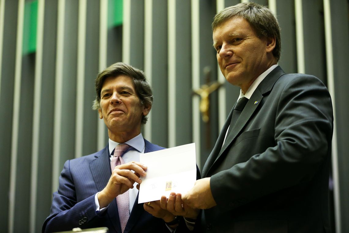 Marcelo Camargo/Agência Brasil O embaixador de Portugal no Brasil, Jorge Cabral, e o presidente dos Correios, Carlos Fortner, participam do lançamento da segunda emissão comemorativa da Série 200 Anos de Independência: Bicentenário da Aclamação de D. João VI, durante sessão