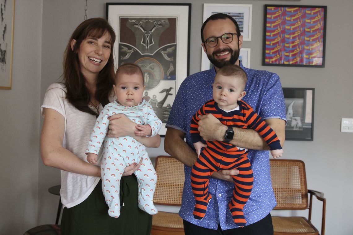 São Paulo - O casal Eduardo e Maria Lopes, pais de Cecília e Martin, se beneficiaram da licença paternidade de quatro meses.